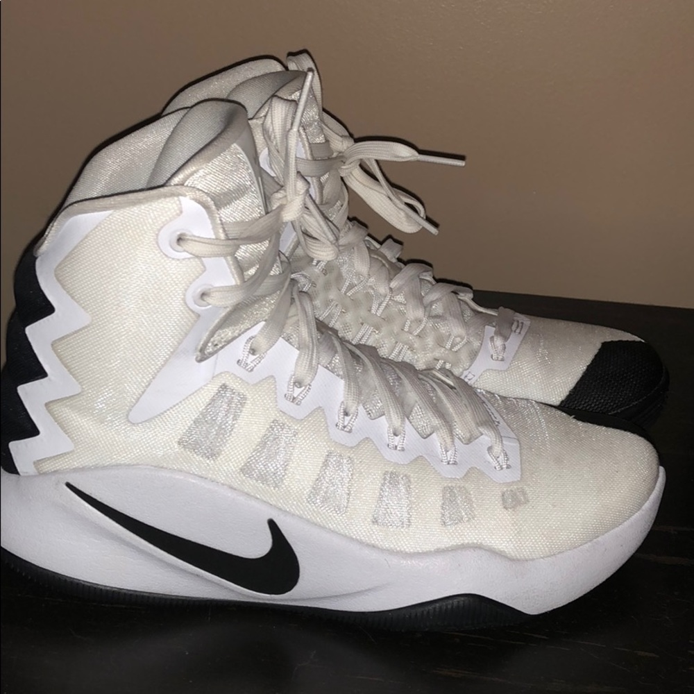 Basketball shoes